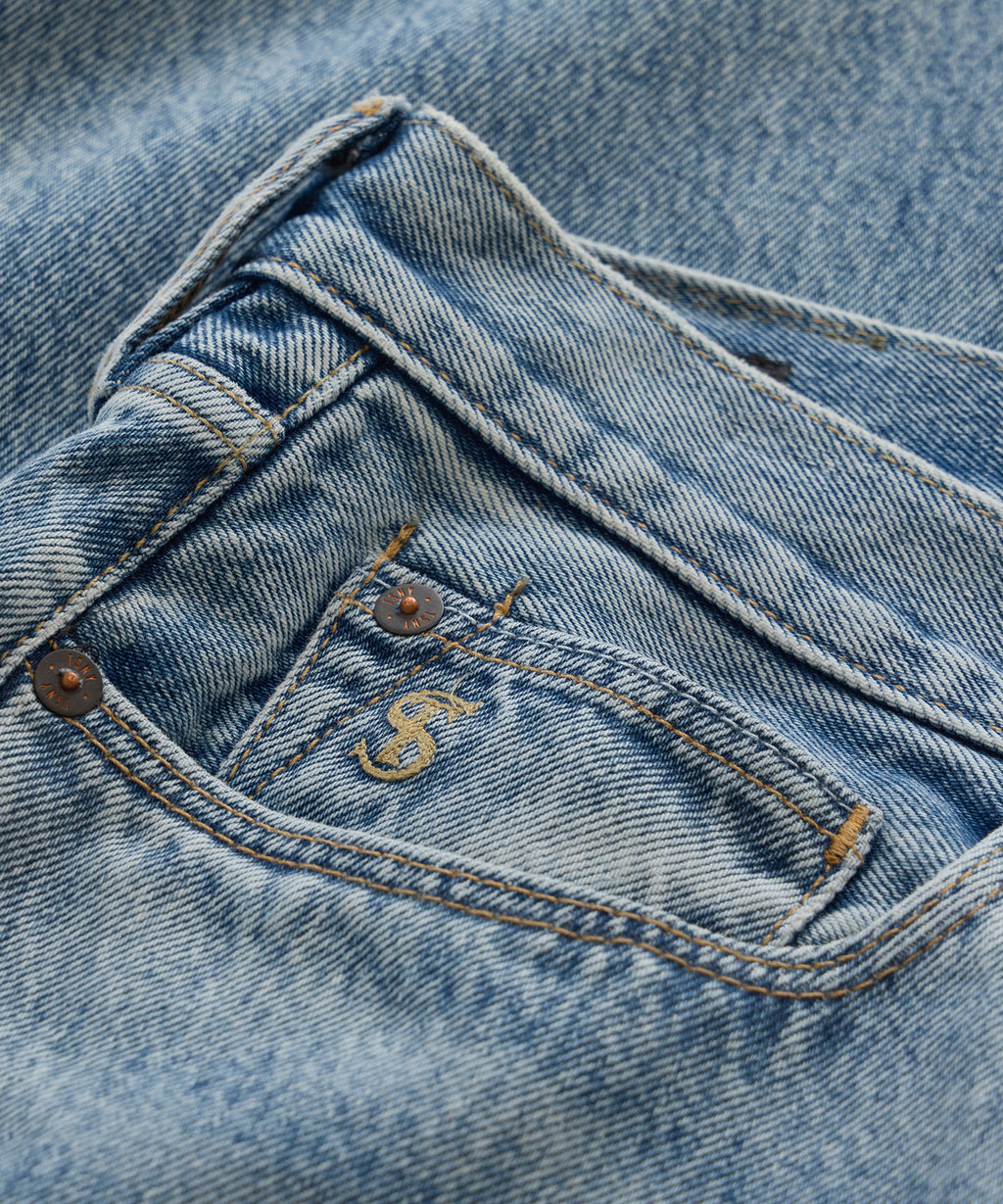 Straight Fit Jean in Washed Blue