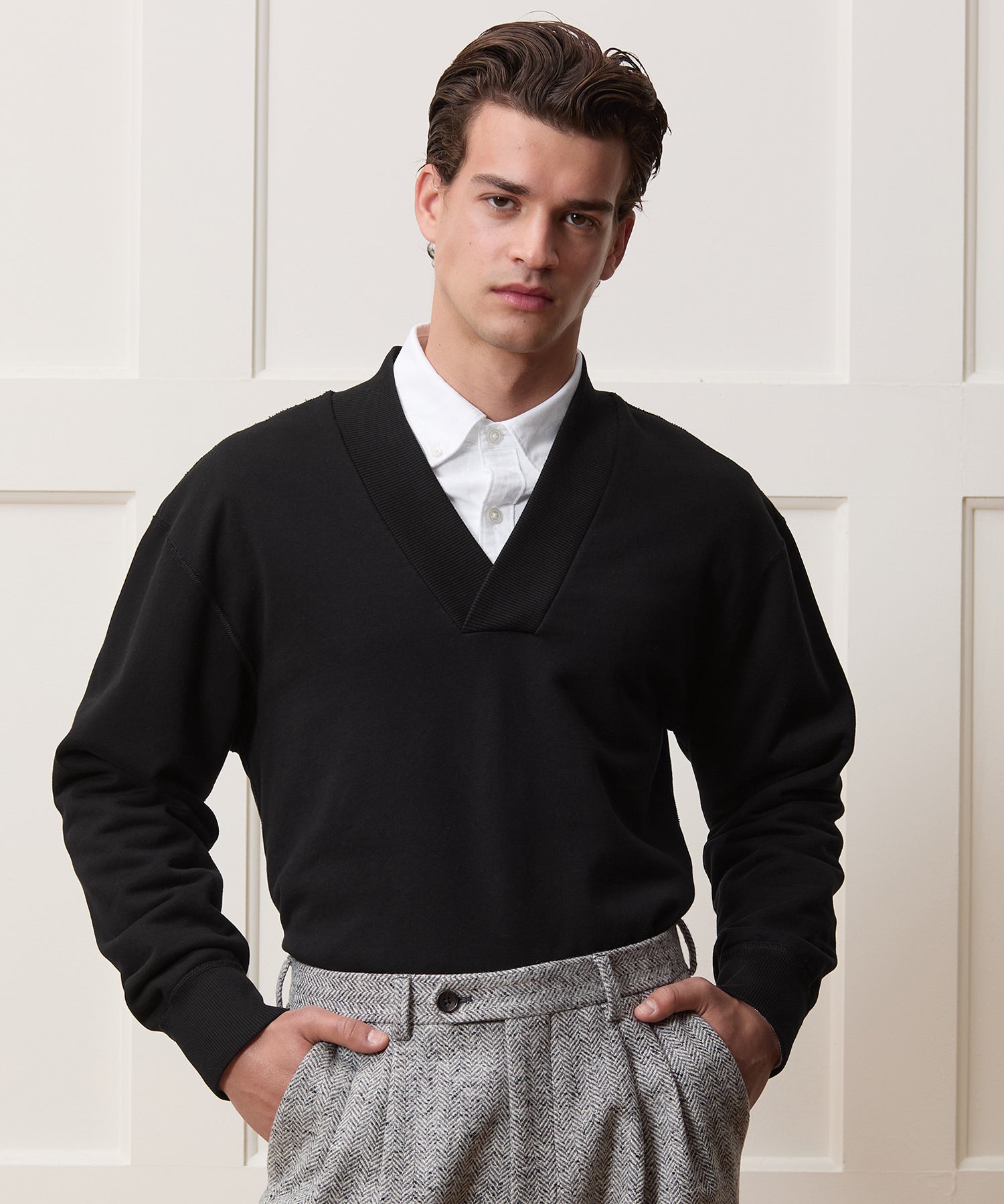 Soho V-Neck Sweatshirt in Black – Todd Snyder