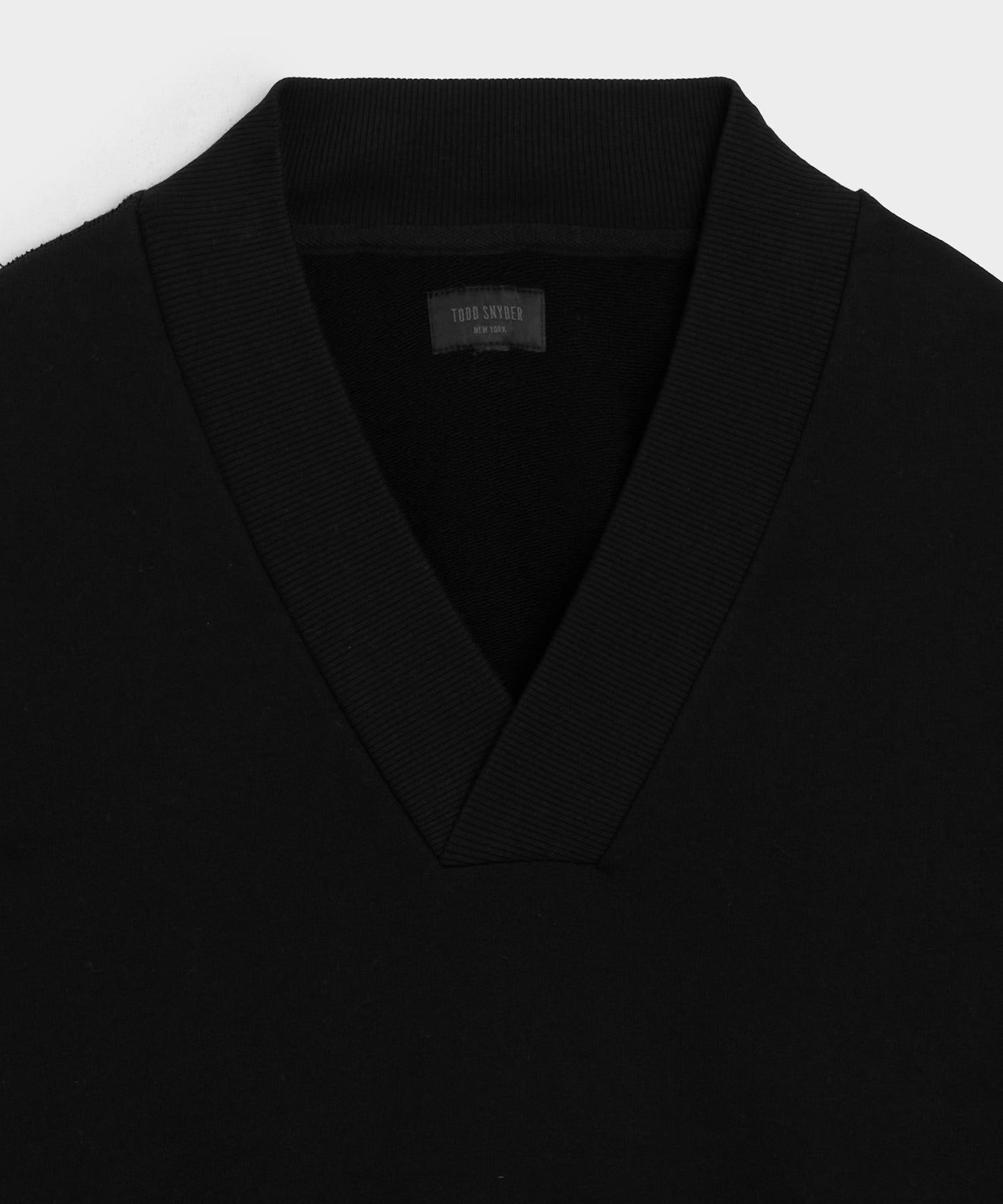 Soho V-Neck Sweatshirt in Black – Todd Snyder
