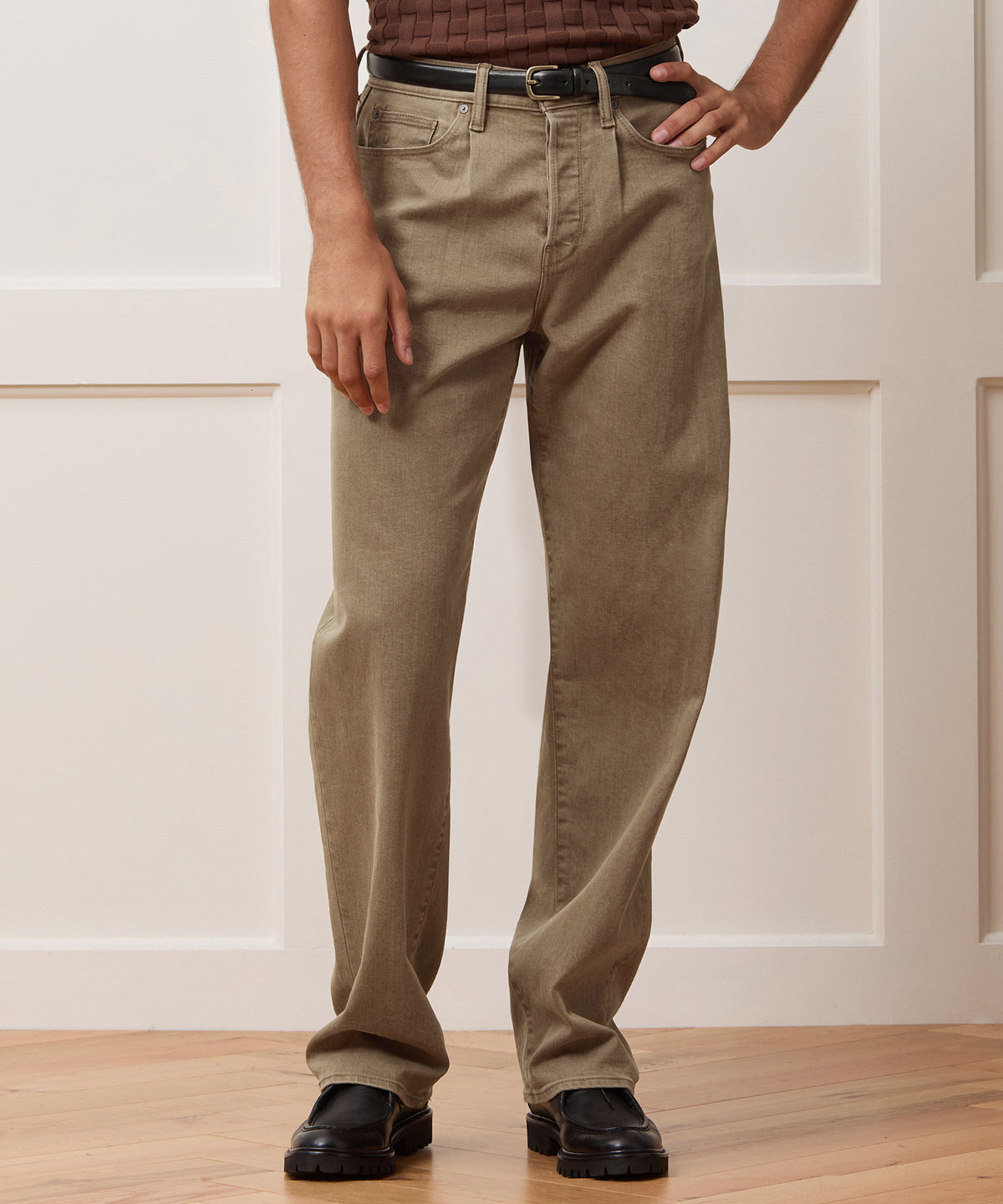 Relaxed 5-Pocket Pleated Jean in Light Brown