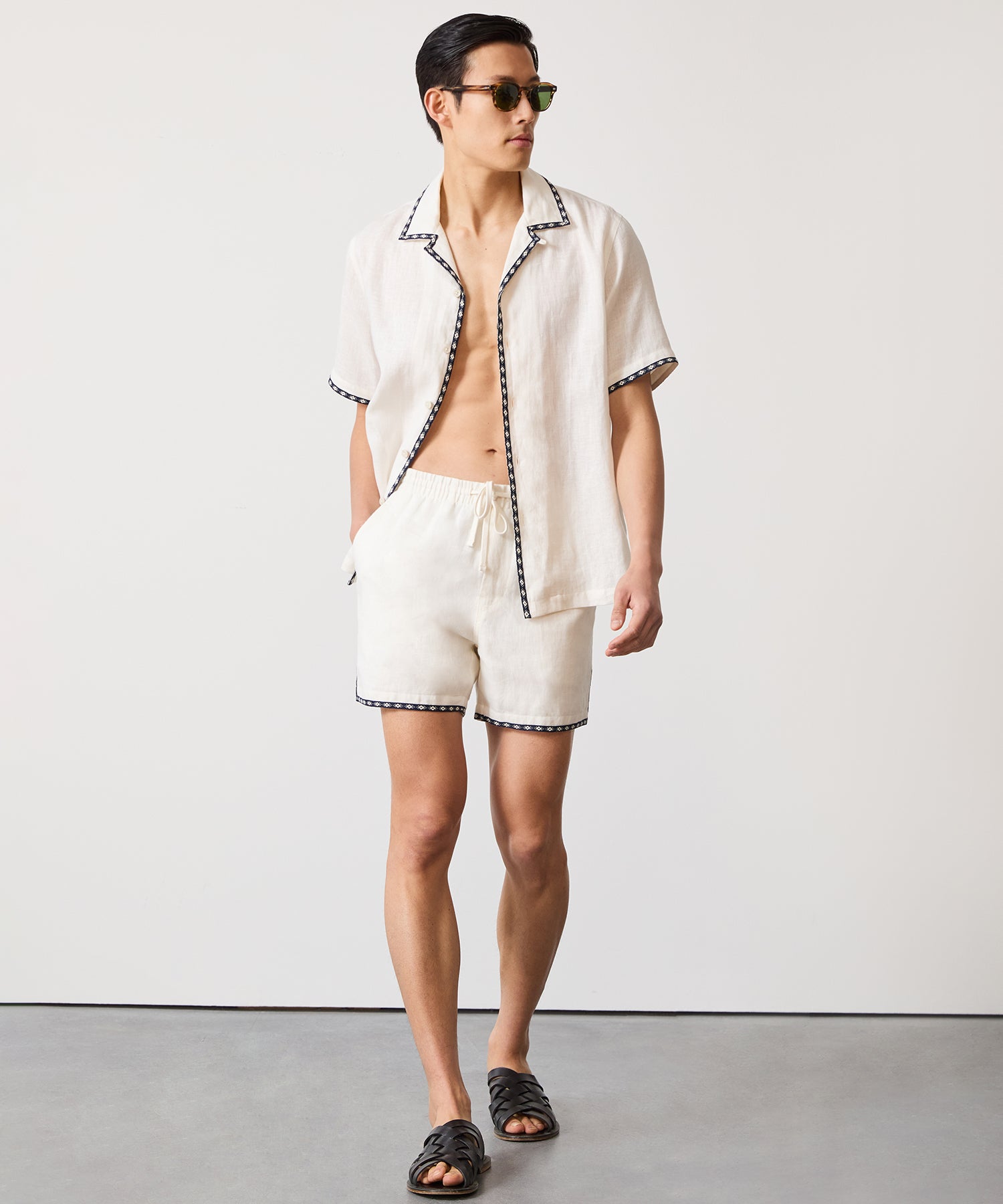 5" Tipped Embroidered Weekend Short in White