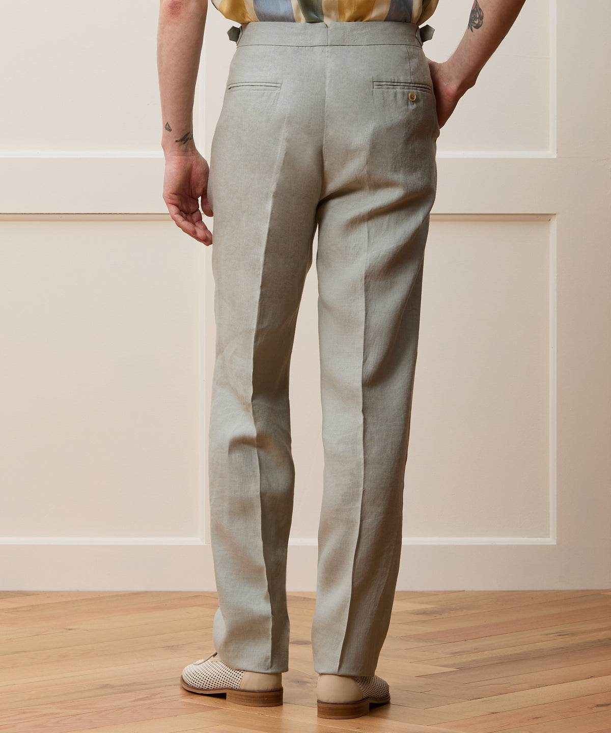 Close-up detail of the Todd Snyder Irish Linen Side Tab Trouser in Dove Grey.