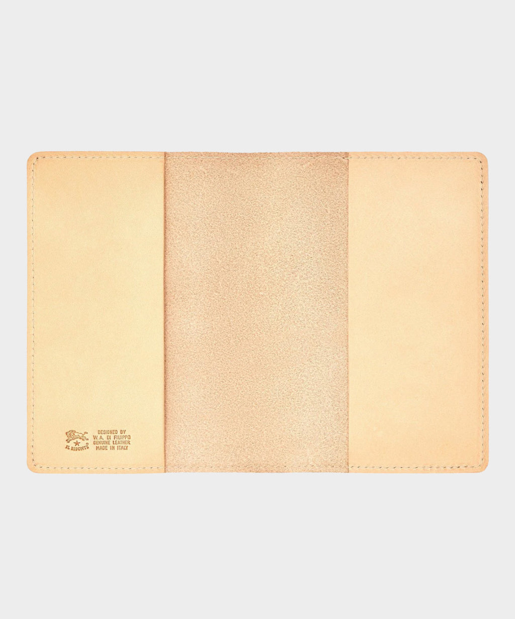 Il Bisonte Leather Passport Holder in Natural