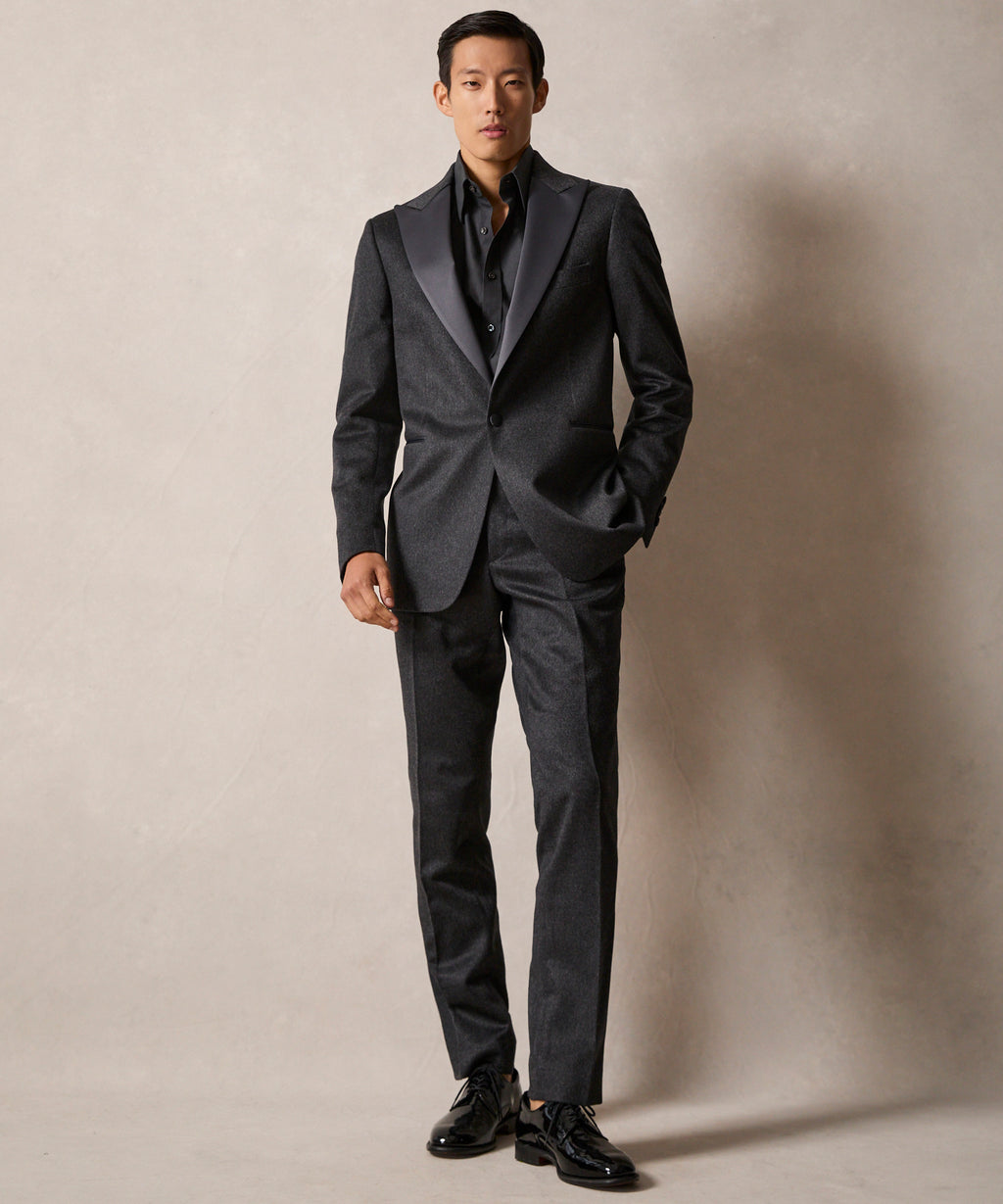Italian Cashmere Peak Lapel Tuxedo Jacket in Grey