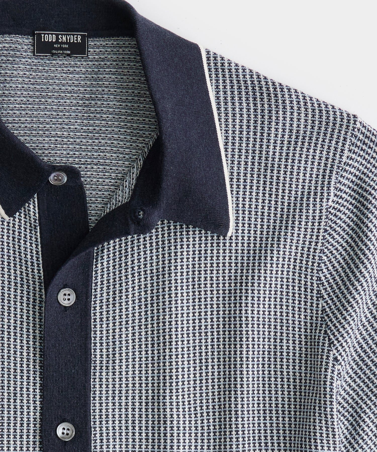 Black polo shirt made of wool, silk and cashmere in a geometric pattern